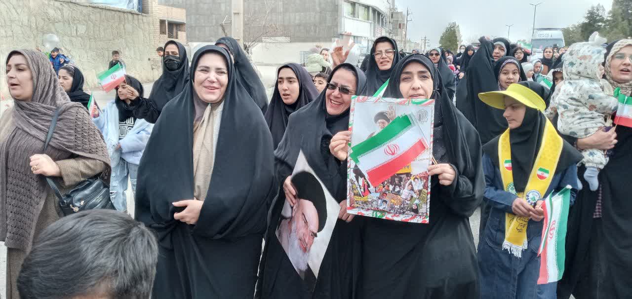 مردم ومسئولان کنار هم در جشن ۴۷سالگی پیروزی انقلاب اسلامی